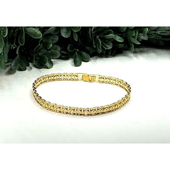 Gold Tone Chain Bracelet With Secure Clasp - Picture 2 of 7